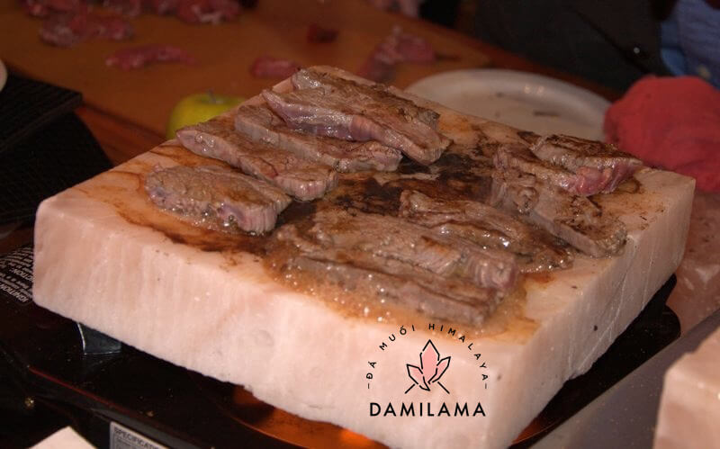 Hình ảnh Thưởng Thức Thịt Nướng Trên Đá Muối Himalaya - Món Nướng Đậm Đà chính hãng tốt giá rẻ nhất tại DamiLama